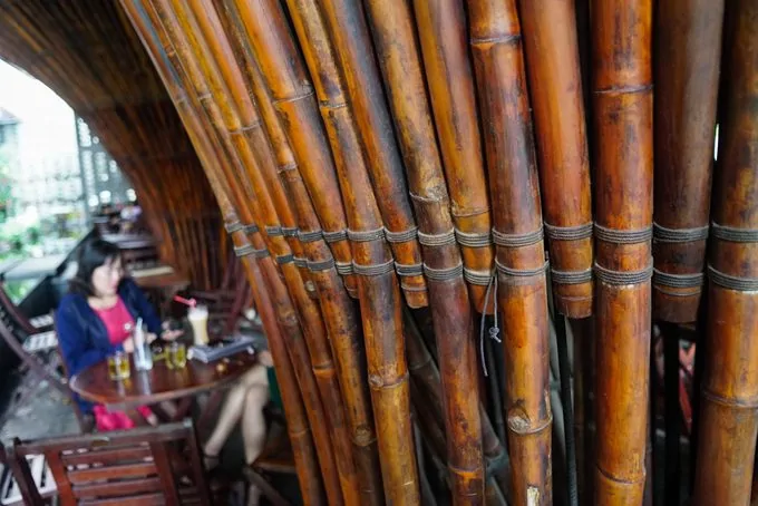 Vật liệu chính của công trình là tre nứa. Theo KTS Võ Trọng Nghĩa, người thiết kế công trình, tre được ngâm trong bùn và hun khói rồi dùng dây buộc chặt. Cấu trúc này cho gió mát thổi vào và có thể chịu được bão lốc.