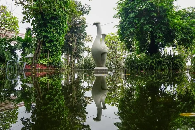 Hồ nước được thiết kế theo kiểu tràn bờ, mặt nước lúc nào cũng yên ả với nhiều cây xanh xung quanh và trồng giữa hồ.