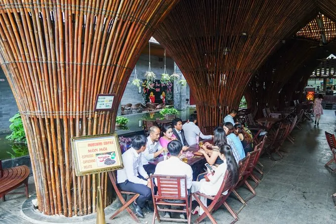 Mỗi ngày, quán đều đón hàng trăm lượt khách, đông đúc vào dịp cuối tuần và những ngày lễ Tết. Trong quán có nhiều thức uống với giá từ 15.000 đồng trở lên.