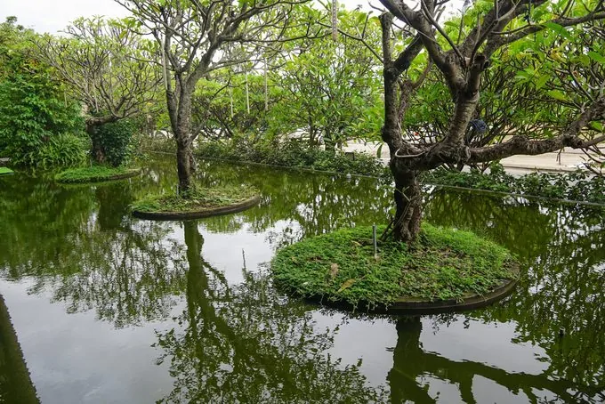 Những bức tượng có hình thù độc đáo soi bóng xuống hồ phẳng lặng như điểm nhấn cho quán cà phê.