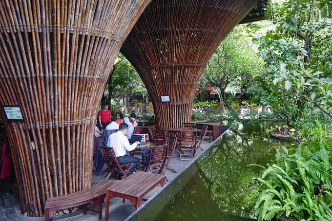 Ba phía bao quanh không gian uống cà phê là hồ nước nhân tạo. Cửa chính hướng ra đón ra mát từ dòng sông Đăk Bla thổi vào nên bên trong hầu như không phải dùng điều hòa.