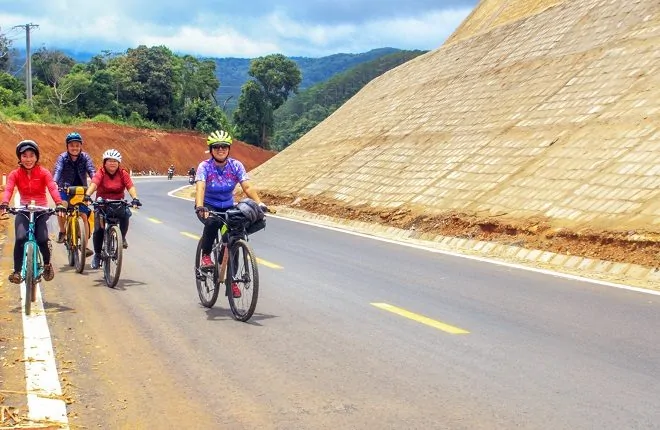 Kon Tum: Măng Đen “hút” khách du lịch dịp cuối tuần 2 Kon Tum: Măng Đen “hút” khách du lịch dịp cuối tuần Với phong cảnh nên thơ, hữu tình cùng các dịch vụ du lịch nghỉ dưỡng ngày càng được đầu tư phát triển, thị trấn Măng Đen (huyện Kon Plông) đang trở thành điểm đến thu hút nhiều du khách ở mọi thời điểm, nhưng đông nhất vẫn là vào những ngày cuối tuần; đặc biệt là với các du khách trên địa bàn tỉnh chọn xu hướng du lịch tại chỗ (Staycation).