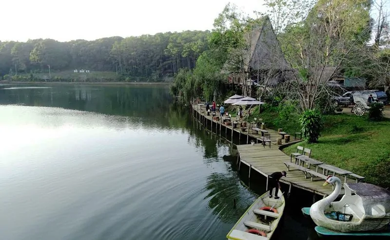 Măng Đen (Kon Tum) - Chốn bình yên của đại ngàn Tây Nguyên Được ví như “Đà Lạt thứ hai” của Tây Nguyên, Măng Đen là điểm nghỉ dưỡng sinh thái nhiều tiềm năng của tỉnh Kon Tum. Với vẻ đẹp thiên nhiên còn hoang dã cùng khí hậu mát lạnh quanh năm, Măng Đen mang đến nhiều trải nghiệm thú vị, không gian nghỉ dưỡng bình yên cho du khách khi đến Tây Nguyên.
