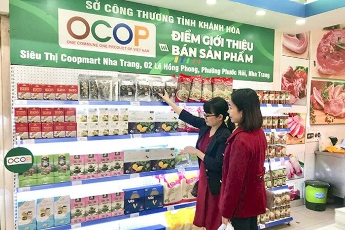Đặc sản Kon Tum chất lượng có mặt tại Co.opmart Nha Trang Sáng này 25/12/2020 vừa qua, ttại tầng trệt của Siêu thị Co.opmart Nha Trang đã khai trương khu trưng bày sản phẩm OCOP. Trong thời gian tới, người dân Nha Trang và du khách đến với Nha Trang sẽ dễ dàng mua được các đặc sản Kon Tum chất lượng.
