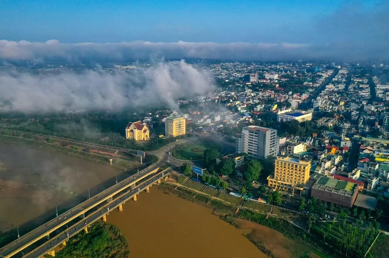 Đến Kon Tum nghe mùi phố núi Một lần đến Kon Tum, nghe hơi thở trầm lắng của phố núi, tôi chợt thấy cuộc đời còn nhiều thứ để khám phá. Đó là mùi của nhà rông, của cuộc sống đồng bào Tây Nguyên hiền hòa mà tôi chỉ hình dung qua vô tuyến, qua sách vở. Trong những câu chuyện tuổi thơ, đất Kon Tum luôn hiện lên hồn nhiên trong tâm trí. Hồn nhiên như đôi mắt sơn nữ sao mà long lanh đến thế.