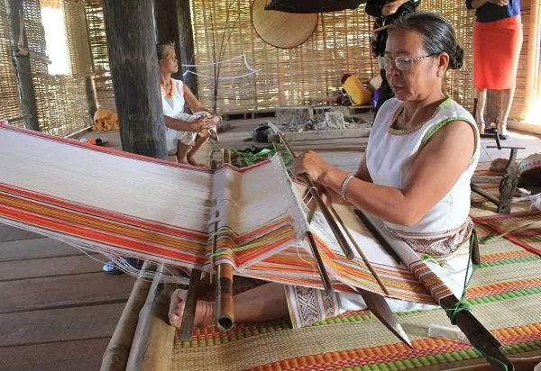 Kon Tum: Bảo tồn, phát huy di sản văn hóa dựa vào cộng đồng Nhận thức rõ vai trò, tầm quan trọng của cộng đồng trong công tác bảo tồn và phát huy giá trị các di sản văn hóa dân tộc, thời gian qua, Sở VHTTDL tham mưu UBND tỉnh ban hành các quy định về quản lý, bảo tồn và phát huy giá trị di sản văn hóa trên địa bàn tỉnh, trong đó có sự tham gia của cộng đồng dân cư.