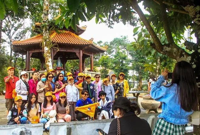 Kon Tum: Măng Đen “hút” khách du lịch dịp cuối tuần Với phong cảnh nên thơ, hữu tình cùng các dịch vụ du lịch nghỉ dưỡng ngày càng được đầu tư phát triển, thị trấn Măng Đen (huyện Kon Plông) đang trở thành điểm đến thu hút nhiều du khách ở mọi thời điểm, nhưng đông nhất vẫn là vào những ngày cuối tuần; đặc biệt là với các du khách trên địa bàn tỉnh chọn xu hướng du lịch tại chỗ (Staycation).