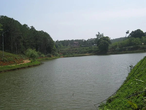 Kon Tum: Sản phẩm du lịch khác biệt là yếu tố thu hút khách tại khu du lịch sinh thái nghỉ dưỡng Măng Đen Khu du lịch sinh thái nghỉ dưỡng Măng Đen được mệnh danh là một thiên đường của phong cảnh thiên nhiên hoang sơ, hữu tình với khí hậu ôn hòa mát mẻ quanh năm. Đối với Việt Nam khó nơi đâu có một vùng đất mà thiên nhiên đã ưu ái ban tặng nhiều điều kiện vô cùng thuận lợi để xây dựng và phát triển du lịch đặc biệt là du lịch sinh thái, du lịch văn hóa, du lịch cộng đồng, du lịch nghỉ dưỡng, du lịch hội họp,du lịch thám hiểm, du lịch dưỡng lão, du lịch trải nghiệm…