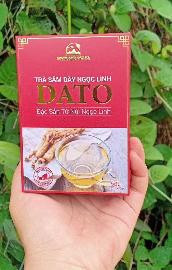Trà sâm dây Ngọc Linh DATO tiện lợi tăng cường sức khỏe mỗi ngày 1 Trà sâm dây Ngọc Linh DATO tiện lợi tăng cường sức khỏe mỗi ngày Trà sâm dây Ngọc Linh từ lâu đã rất quen thuộc với người dân sống quanh dưới chân núi Ngọc Linh bởi những công dụng tuyệt vời mà nó đem lại cho sức khỏe. Ngày nay, cái tên này càng trở nên gần gũi và tiện lợi hơn khi được chế biến thành trà sâm dây Ngọc Linh DATO mà ở độ tuổi nào cũng có thể dùng được.