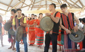 Tu Mơ Rông (Kon Tum): Tiềm năng trong phát triển du lịch Huyện Tu Mơ Rông được thiên nhiên ưu đãi, khí hậu mát lạnh quanh năm. Cảnh quan đặc trưng là những cánh rừng nguyên sinh, thác, suối...tự nhiên, vẫn giữ nguyên được vẻ nguyên sơ vốn có. Trên địa bàn huyện vẫn còn lưu giữ các di tích lịch sử, những chứng tích còn lại trong các cuộc kháng chiến của ông cha ta...