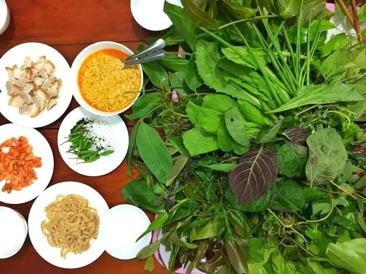 Gỏi lá Kon Tum: Một lần cuốn tới hơn 30 loại lá rừng của Tây Nguyên Ở Kon Tum, có một loại gỏi sử dụng tới hơn 30 loại rau lá để cuốn với tôm, thịt.