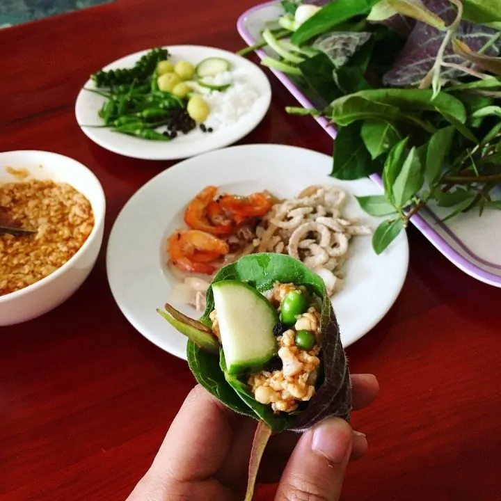 Gỏi lá Kon Tum: Một lần cuốn tới hơn 30 loại lá rừng của Tây Nguyên Ở Kon Tum, có một loại gỏi sử dụng tới hơn 30 loại rau lá để cuốn với tôm, thịt.
