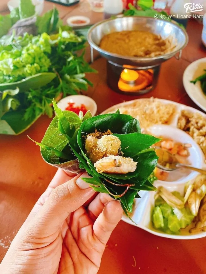 Gỏi lá Kon Tum: Một lần cuốn tới hơn 30 loại lá rừng của Tây Nguyên Ở Kon Tum, có một loại gỏi sử dụng tới hơn 30 loại rau lá để cuốn với tôm, thịt.
