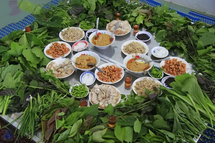 Gỏi lá Kon Tum: Một lần cuốn tới hơn 30 loại lá rừng của Tây Nguyên Ở Kon Tum, có một loại gỏi sử dụng tới hơn 30 loại rau lá để cuốn với tôm, thịt.